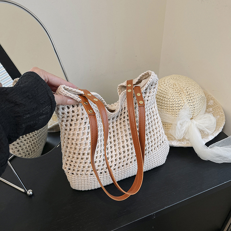 2025 New Hollow Woven Straw Shoulder Bag Women Casual Bucket Beach Bag
